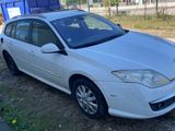 une photo d'une voiture blanche garée sur le bord de la route