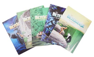plusieurs livres sont empilés sur une surface blanche