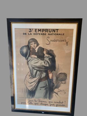 tableau représentant une femme tenant un enfant dans ses bras devant un mur