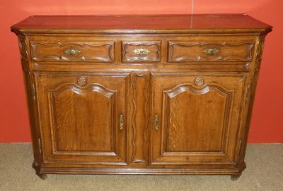 un buffet ancien en chêne, avec deux tiroirs et deux portes