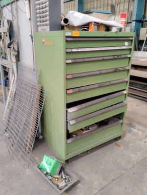 Chariot sur roulettes comprenant boulonnerie, tiges filetées, plan de  - Photo 1