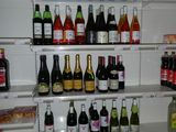de nombreuses bouteilles de vin sur les étagères du réfrigérateur