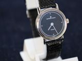 une montre posée sur un support sur une table