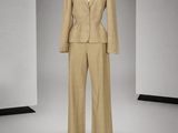 une photo d'un costume et d'un pantalon sur un mannequin