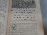 un livre ouvert sur lequel figure la photo d'un homme