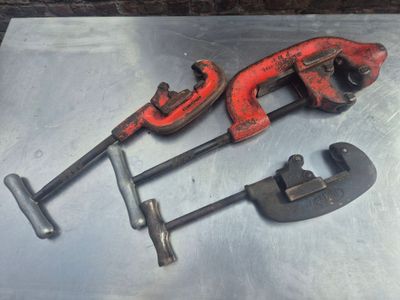 deux wrenes posés sur une table en métal avec un wrenet