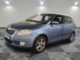 la photo d'une petite voiture bleue garée dans un garage