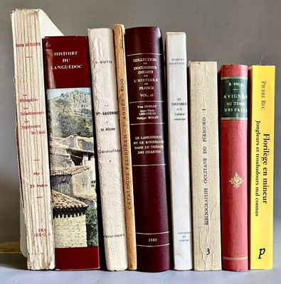 Plusieurs livres sont empilés les uns sur les autres sur une table