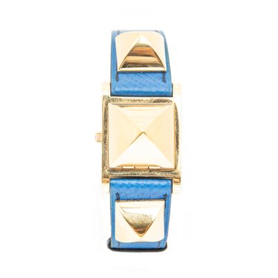 une image d'un gros plan d'une montre-bracelet sur une surface blanche