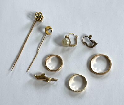 de nombreux types de bagues et de broches sur un fond blanc