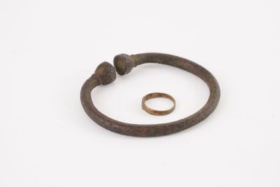 un gros plan d'une bague et d'une bague posée sur une surface blanche