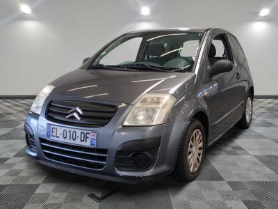 la photo d'une petite voiture garée dans un garage