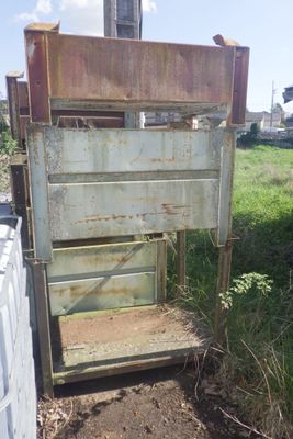 une boîte métallique rouillée posée sur le bord de la route