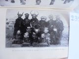 deux photos d'un groupe de personnes portant des coiffes à cornes