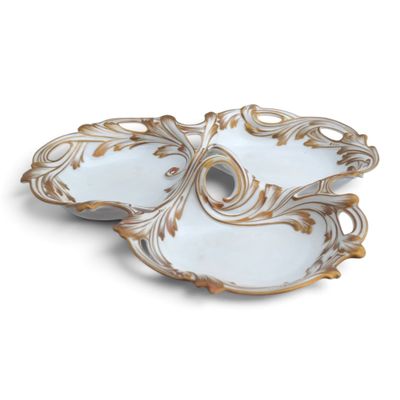 deux assiettes blanches et dorées, ornées de motifs dorés sur fond blanc