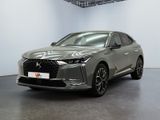 Le nouveau SUV DSX est exposé dans un showroom.