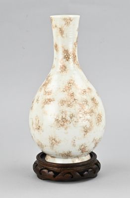 une image représentant un vase blanc orné d'un motif marron