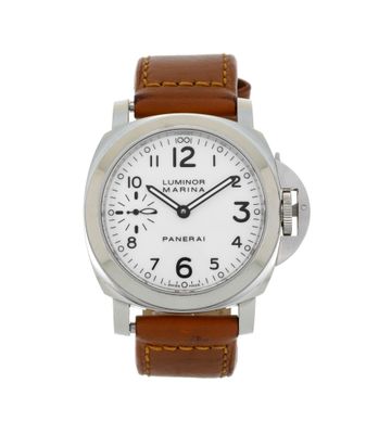 gros plan d'une montre sur fond blanc