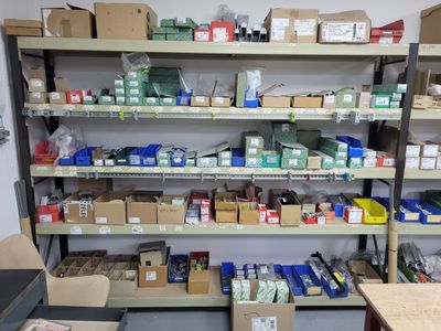 beaucoup de boîtes et de cartons sur les étagères de la pièce