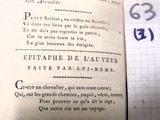 un livre ouvert sur lequel on a écrit quelque chose et dans lequel se trouve un stylo
