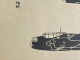 un livre sur lequel figure le dessin d'un avion et un avion