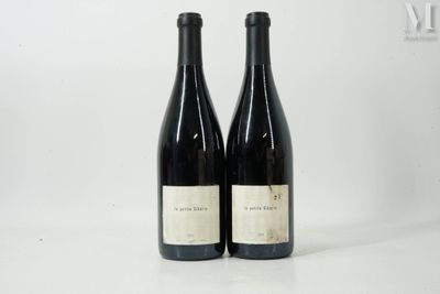 deux bouteilles de vin posées l'une à côté de l'autre sur une table