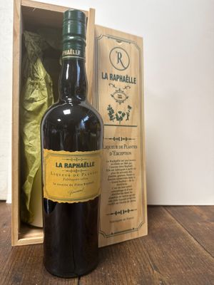 des bouteilles de vin dans une caisse en bois posée sur une table en bois