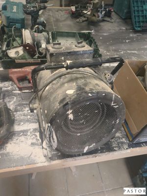 une table sur laquelle sont posés plusieurs outils
