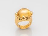 l'image d'une bague en or avec une perle au milieu