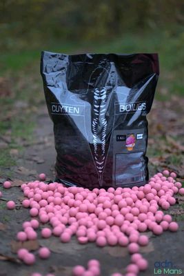 un sac de balles roses posé par terre à côté d'un autre sac de balles roses