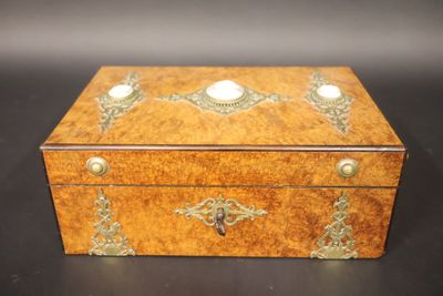 Coffret à parfum en loupe de frêne, le couvercle à décor enc…