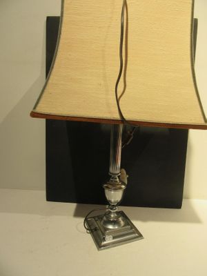 une lampe posée sur une table et munie d'un abat-jour