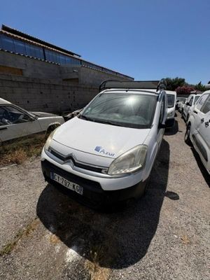 plusieurs voitures garées les unes à côté des autres dans un parking