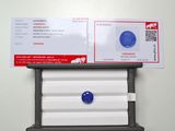 une photo d'une photo représentant une boîte aux lettres sur laquelle se trouve un bouton bleu