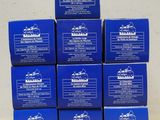 six boîtes de savon bleu posées sur un comptoir