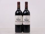 deux bouteilles de vin posées sur une table l'une à côté de l'autre