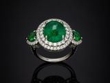 une bague en émeraude et diamant
