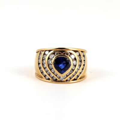une bague en or sertie d'un saphir en forme de cœur, entouré de diamants