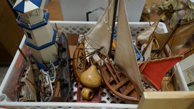 un panier blanc rempli d'objets divers posé sur une table