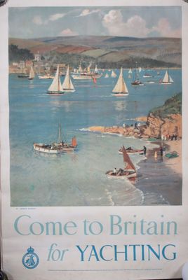 une grande affiche représentant des bateaux sur l'eau, près de la plage