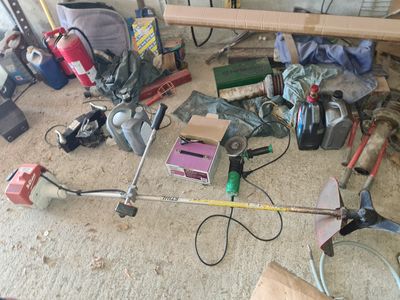 beaucoup de bric-à-brac par terre dans un garage