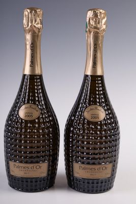 deux bouteilles de champagne posées l'une à côté de l'autre sur une table