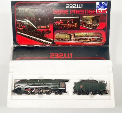 une boîte avec un train dessus et une boîte avec un train dessus