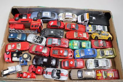 beaucoup de petites voitures dans une boîte posée sur la table