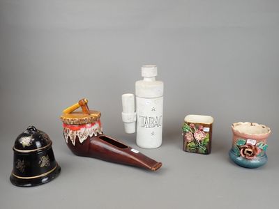 un grand nombre d'objets différents posés sur une table