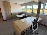 une image d'une salle de conférence avec une table et des chaises