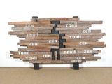 un mur en bois sur lequel sont accrochés plusieurs panneaux en bois