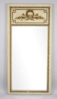 un miroir blanc avec une bordure dorée et un fond blanc