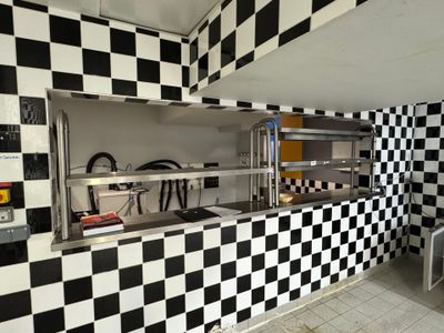un plan de travail à carreaux noirs et blancs dans une cuisine