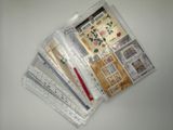 beaucoup de timbres dans un sachet transparent posé sur une table